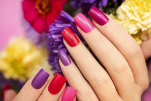 Manicure perfetta perché scegliere gli smalti semipermanenti autolivellanti