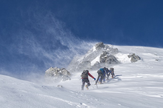 Scegli la Giacca Giusta per Affrontare le Montagne Le Ultime Tendenze della Moda Montanara!