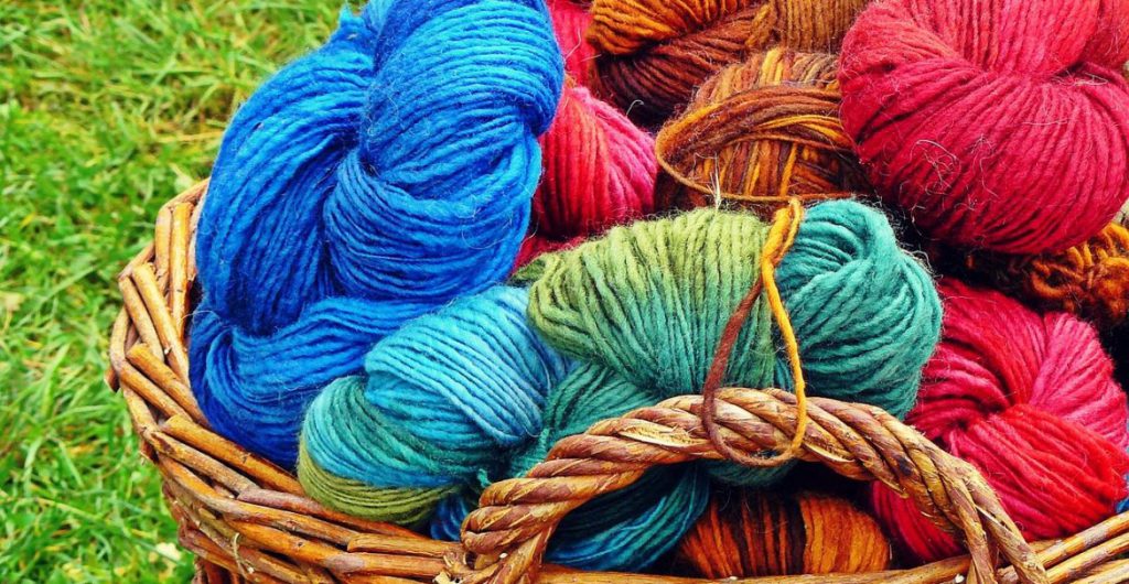 Guida alla scelta dei colori dei filati per il tuo progetto di maglia